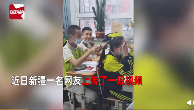 男生課間為前座女同學(xué)編馬尾 網(wǎng)友：編的不是辮子 是青春