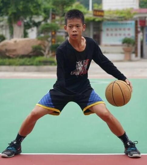 独臂篮球少年张家城获央视青睐 热血励志不放弃生活