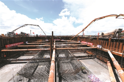 北海西村港跨海大桥主桥墩承台一次浇筑混凝土7400立方米 创体量之最