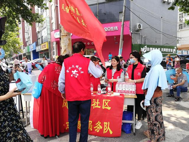 送水送祝福 这里的高考志愿者服务很暖心