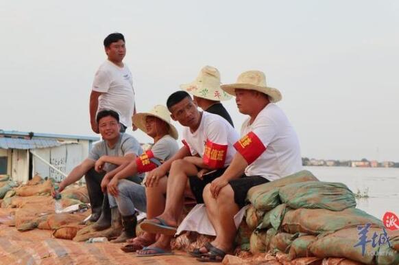鄱陽縣城多處受淹 數(shù)千官兵嚴防死守 確保鄱陽湖腹地平安