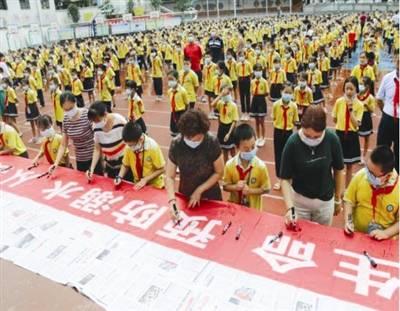 天峨县开展“防溺水红领巾志愿者”主题活动 掌握基本急救知识和操作
