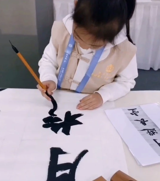 8岁小女孩练书法：写出一手好魏碑 笔法老辣