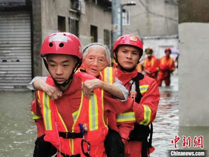 “黑格比”引发浙江温州多地洪水肆虐 消防员生死营救