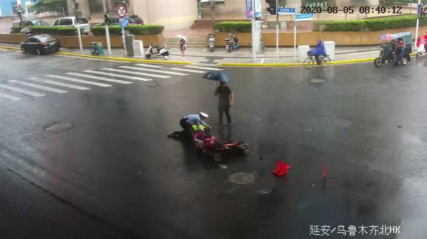 申城这个辅警的举动太暖心了 让风雨中的路口有了温度