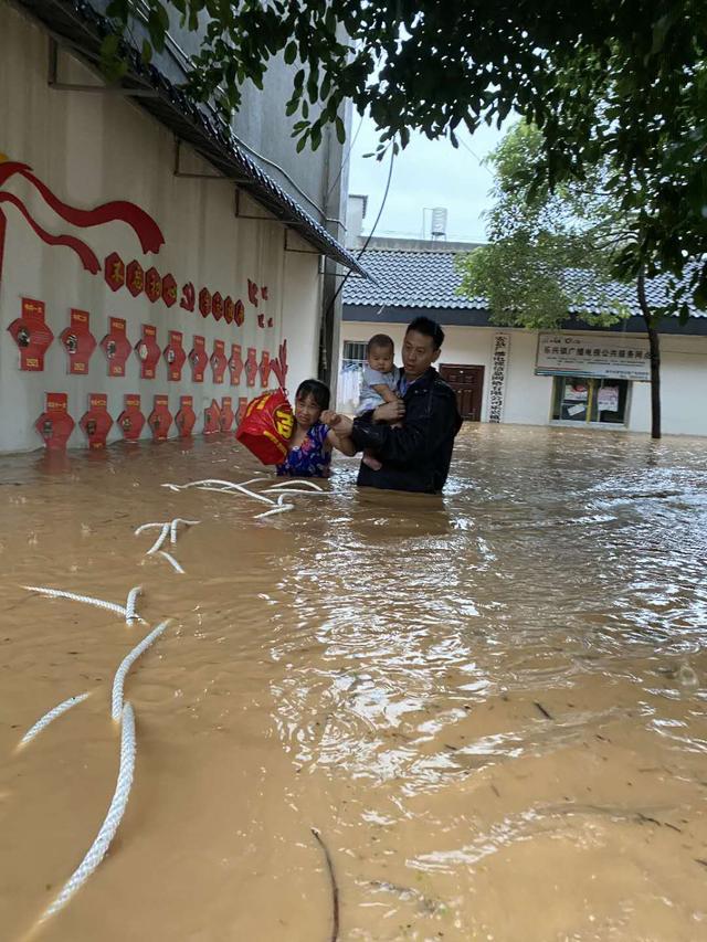 派出所所长李之亮：在齐腰洪水中一手抱婴儿一手牵老人