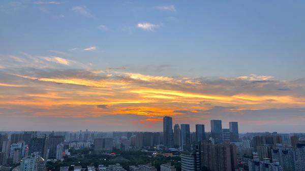 郑州“最美天空”连续刷屏 红日渐淡  晚霞满天