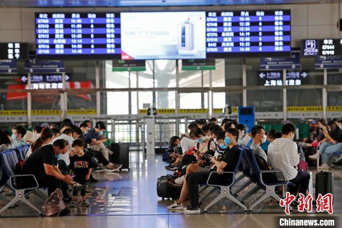 资料图：旅客在铁路上海站等待验票上车。　殷立勤 摄