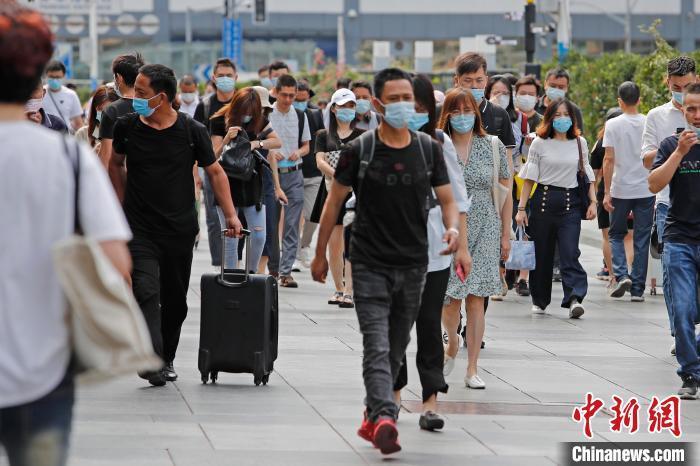 资料图：旅客乘坐列车抵达铁路上海站。　殷立勤 摄