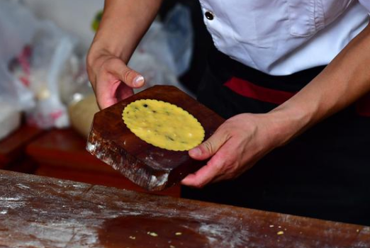 商丘市夏邑县：传承古法月饼制作技艺的年轻人