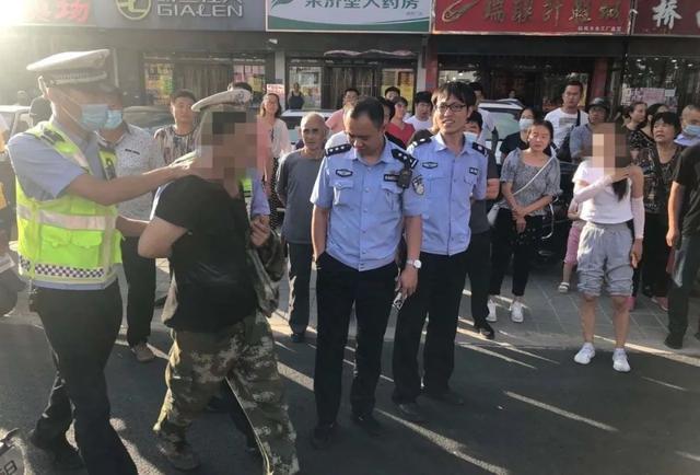 赤峰3名醉汉当街殴打辱骂女司机 砸完车后逃窜