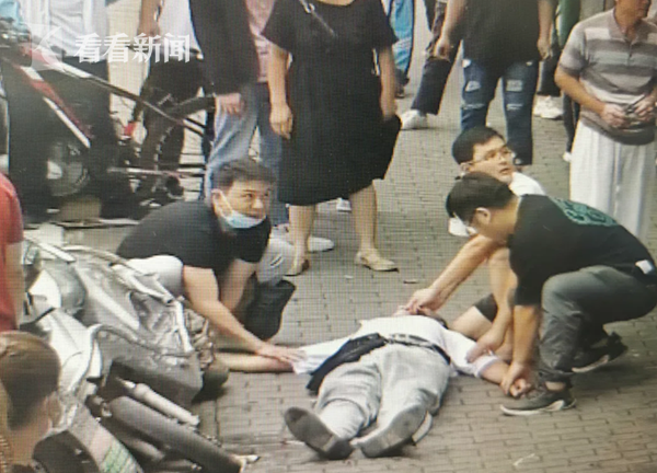 為了搶救腦梗老人！醫(yī)生奶爸順手把孩子塞到路人懷里