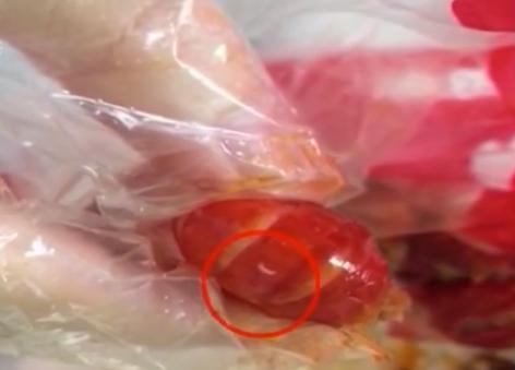 绝味鸭脖招牌虾球中吃出活虫 产品质量面临挑战