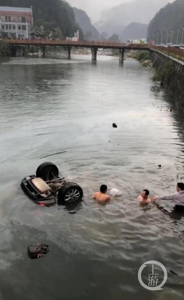 安徽天堂寨一自驾游轿车冲断护栏坠河 车上两男一女身亡