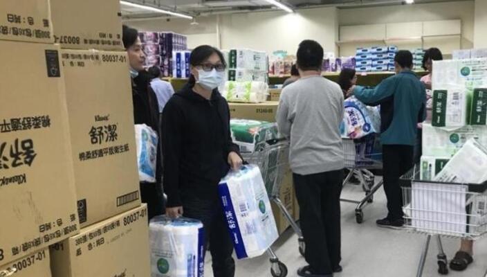台湾全民疯抢卫生纸 官方否定涨价称卫生纸供应无虞