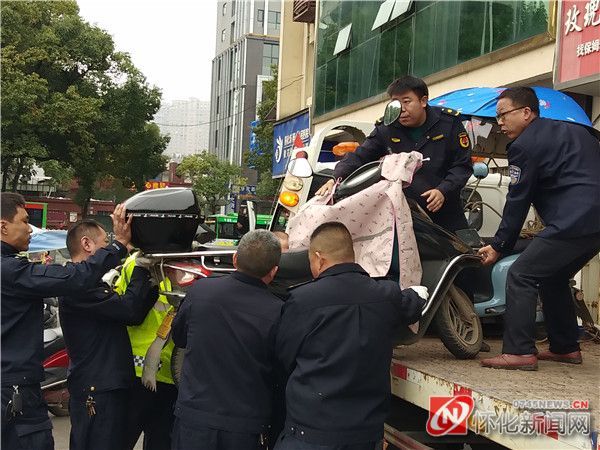 怀化鹤城区：乱停乱放车辆，扣车！