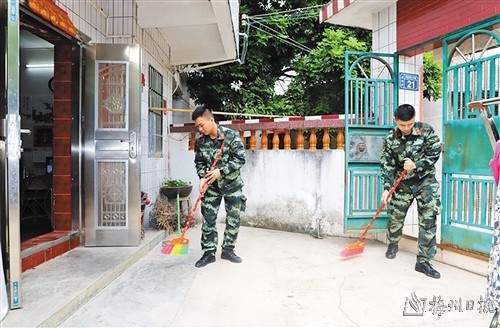 看望驻地孤寡老人 “兵儿子”送来秋天的第一份温暖 