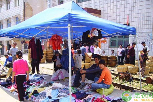 新手摆地摊卖什么好？卖手机配件、卖生活小电器等