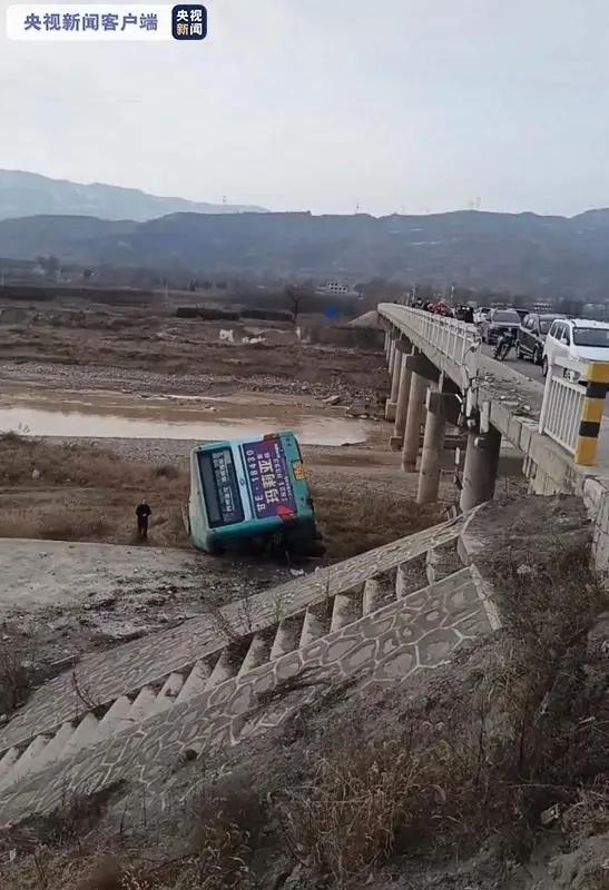 谁的责任？天水公交车与救护车相撞坠桥 事故致1死14伤