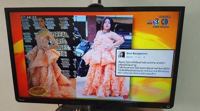 泰国女子用大虾恶搞红毯礼服 在网络上疯传