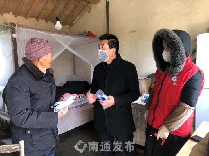 网格员走组入户宣传疫情防控 倡导就地过年