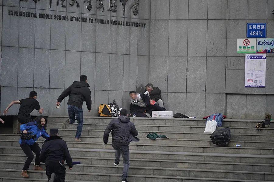 昆明发生劫持人质事件 被狙击手击毙人质获救
