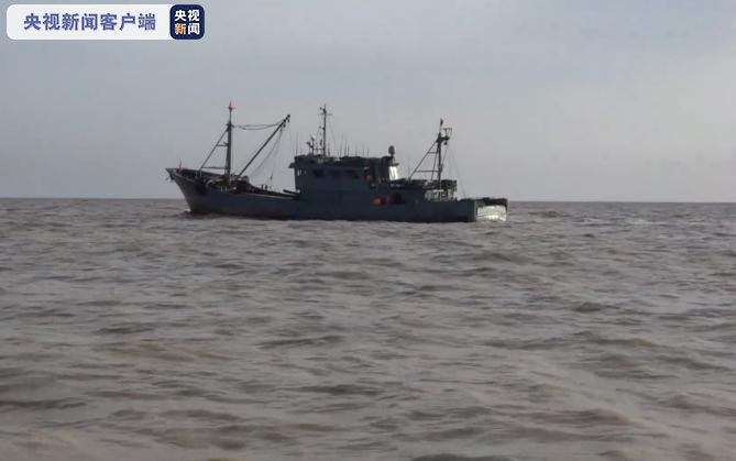江苏盐城海域一渔船翻沉 已有1名渔民获救