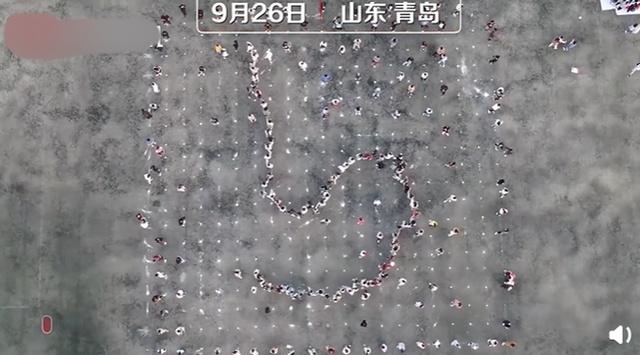 500名学生用贪吃蛇摆出中国地图 网友：硬核表达爱国心