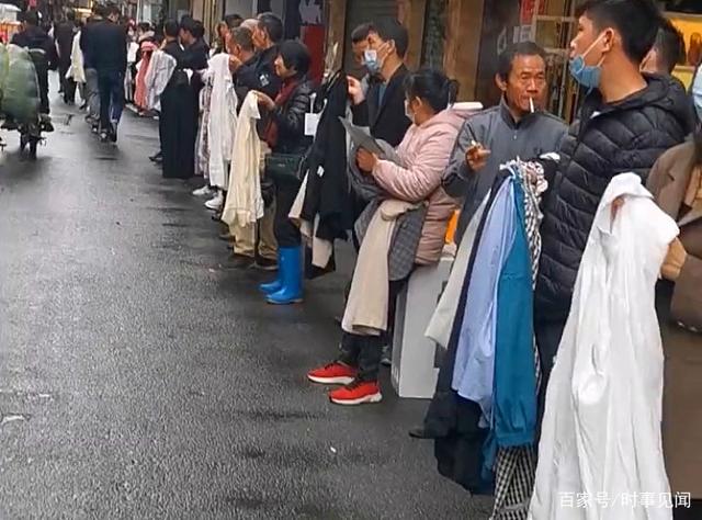 广州制衣厂再现招工潮 “老板”队伍长达3公里