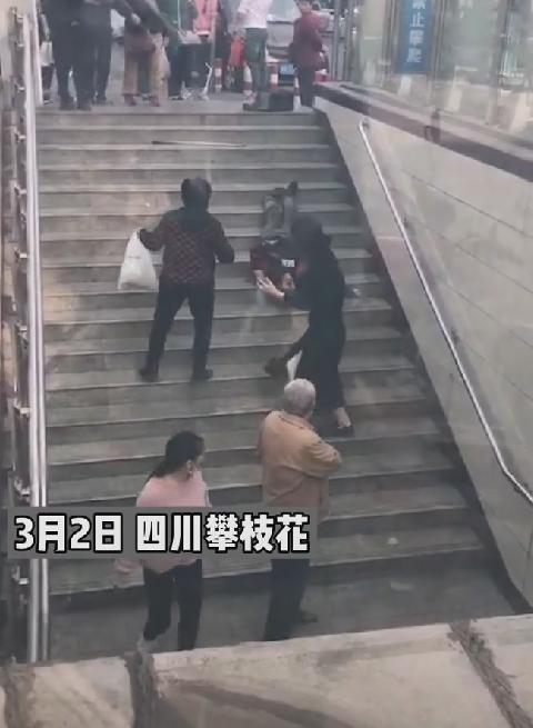 老人倒地抽搐无人管？已第一时间找到警察介入处理