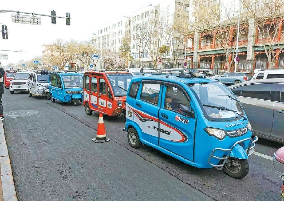 老年代步车问题调查：不上路车辆积压成“僵尸车”