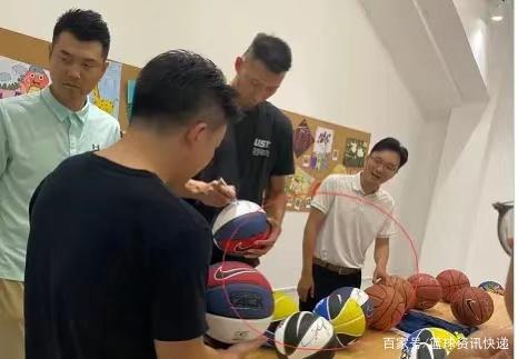 男篮集体沉默 易建联和王仕鹏给耐克篮球签名？