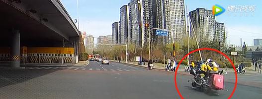 北京2车闯红灯 俩外卖小哥被撞飞有人一脸血