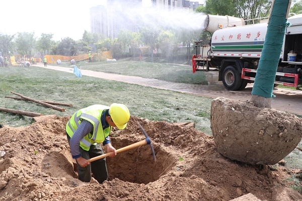 郑州花园路综合改造：“五一”假期不停歇 挥汗跑出“加速度”