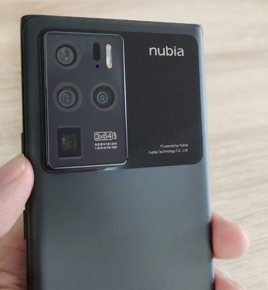努比亚Z30 Pro高清真机上手图公布 后盖为大曲率设计