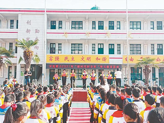 让全校学生学有榜样行有准则 扣好人生“第一粒扣子”