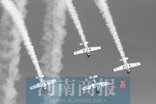郑州航展表演：飞机云端穿行 她在机翼起舞