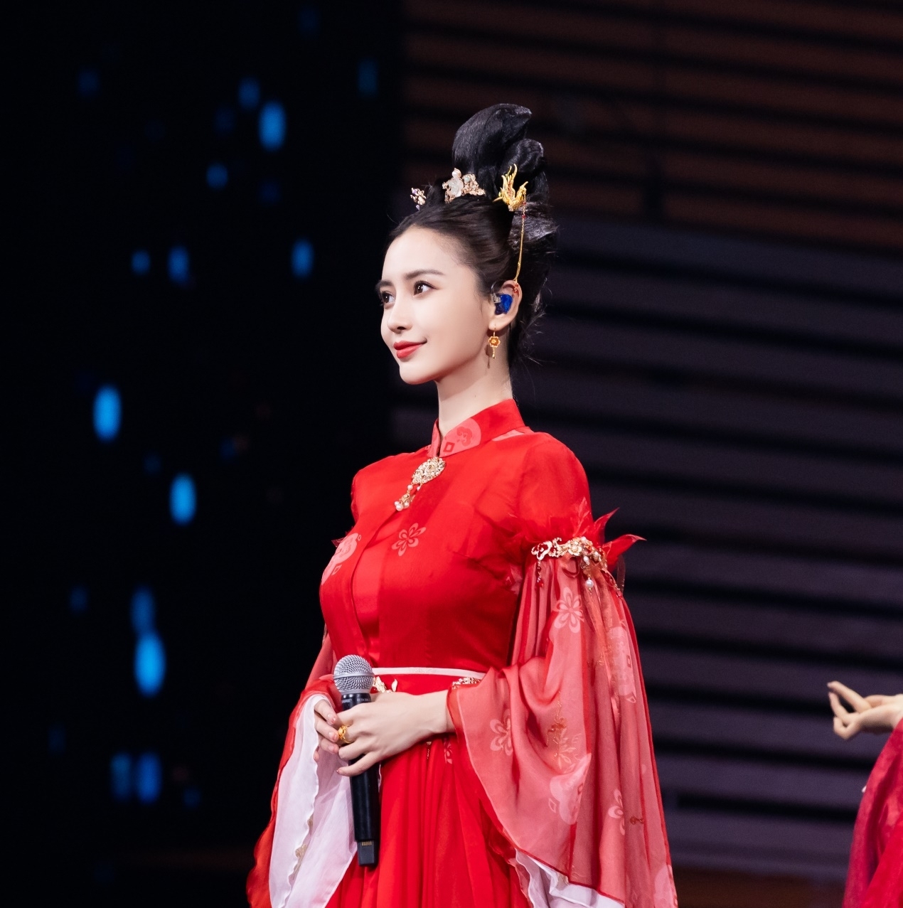 周大生品牌代言人Angelababy出席百度潮盛典，紅衣造型美艷動人