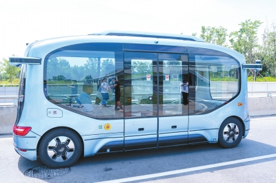 郑州新版无人驾驶小巴上线 免费向市民开放你敢坐吗？