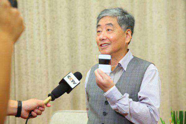 石墨烯产业奠基人冯冠平：实现石墨烯民用化，必须看得见、摸得着