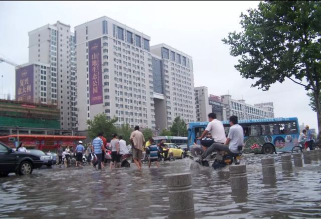 暴雨把郑州的楼市彻底打回原形 你怎么看？