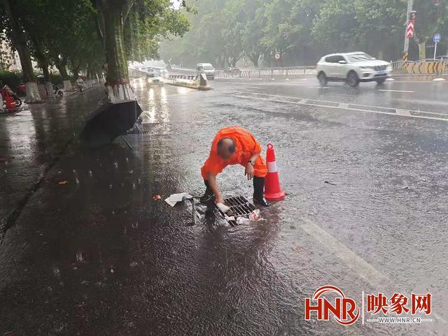 郑州持续暴雨 出动市政、人防等防汛人员21500余人