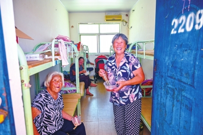 全国各地的志愿者都来帮助“胡辣汤” 风雨过后笑容依旧