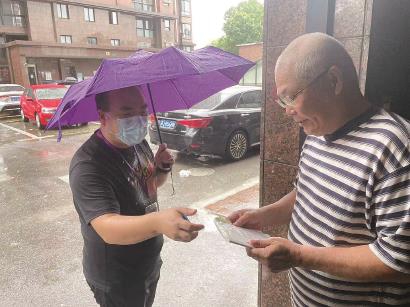 台风“烟花”裹挟狂风暴雨而来 “风雨送药人”上门