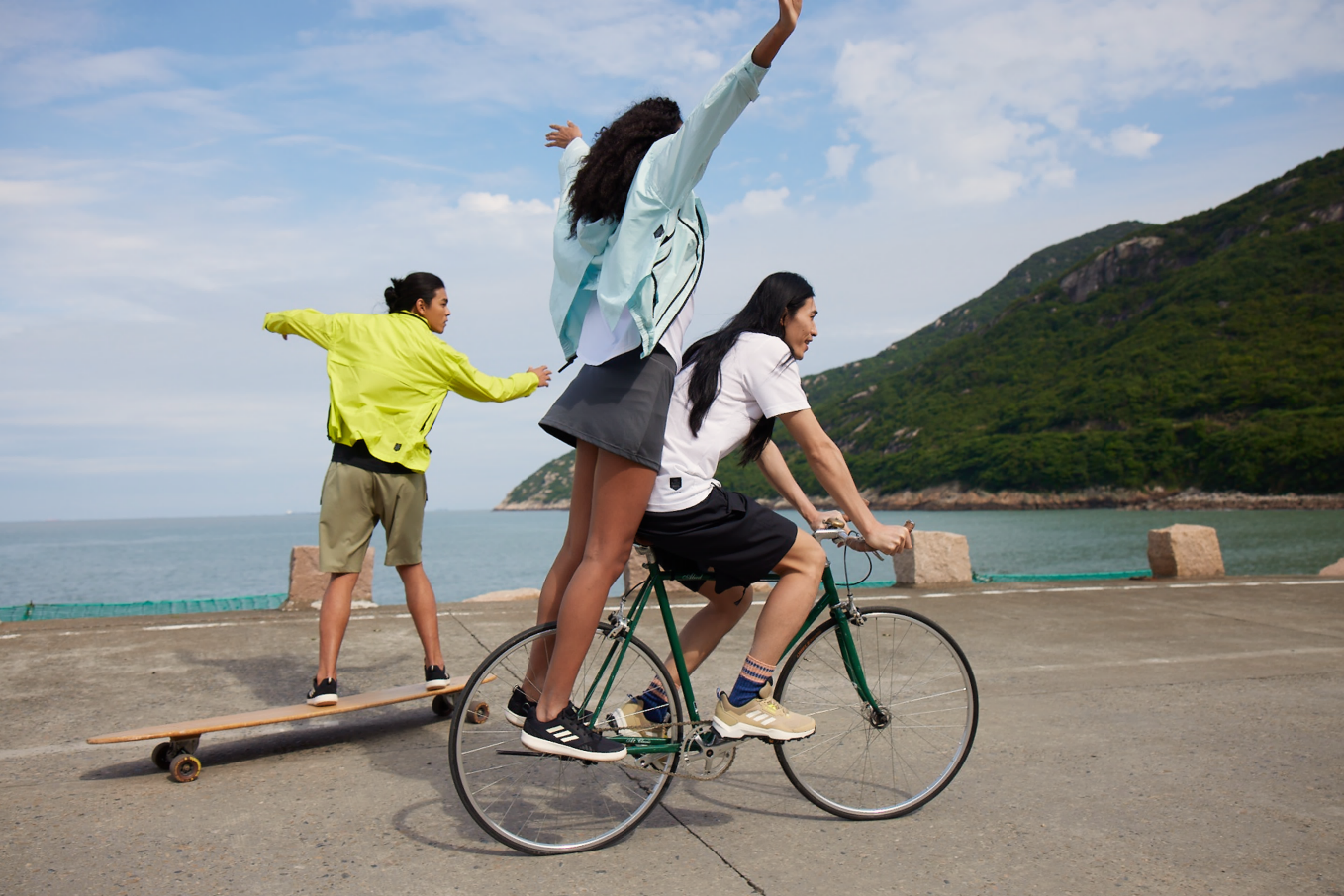 男人和女人在沙滩上骑自行车

描述已自动生成