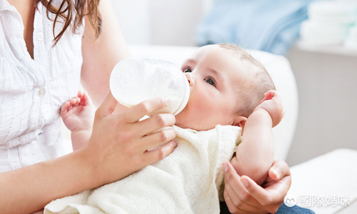 市面上的奶粉眼花缭乱的，该如何选择合适的婴儿奶粉呢？