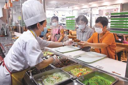 破解“原居安老”之困 “一餐饭”成老人反复咀嚼的“好”