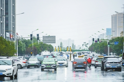 郑州全面恢复交通秩序 一个半小时劝离违停车近50辆
