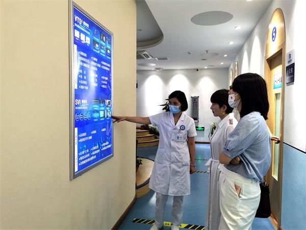 郑州童瞳眼科医院迎来智博商学院访问团