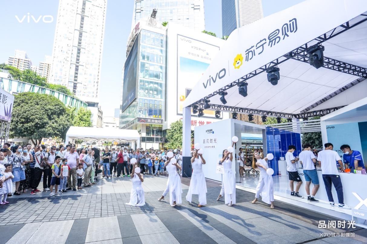 空降重庆观音桥 vivo X70系列首销路演火爆山城